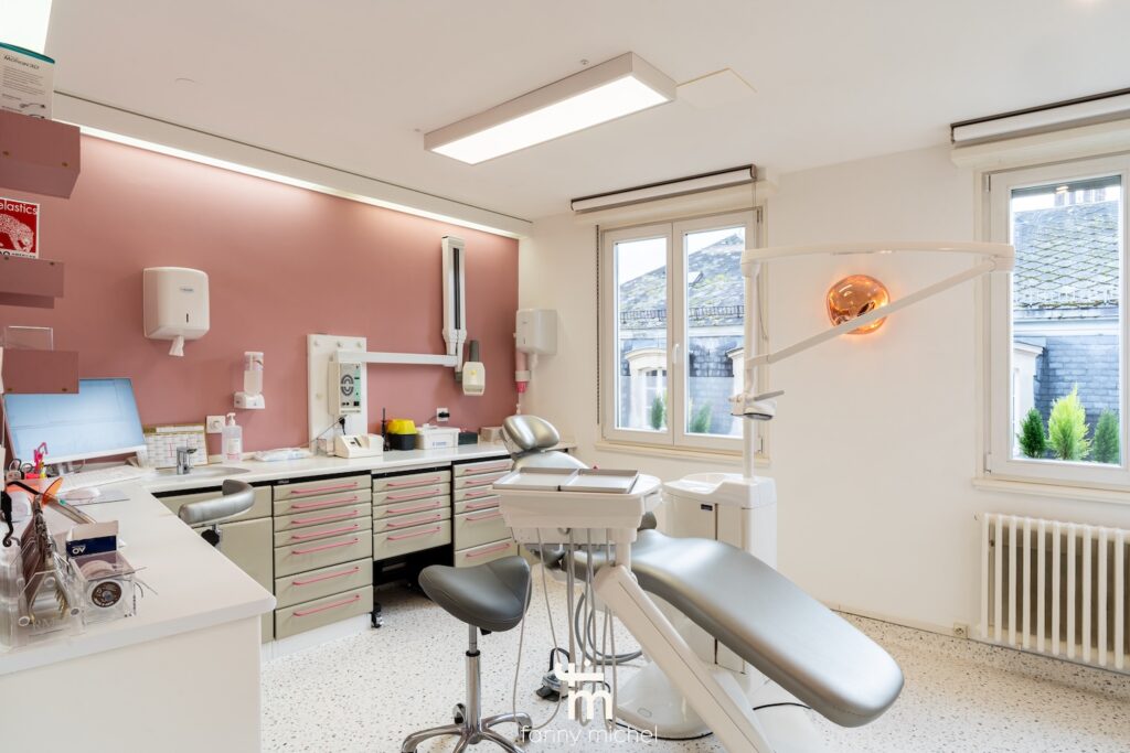 Décoration d'une salle d'attente de dentiste à strasbourg.