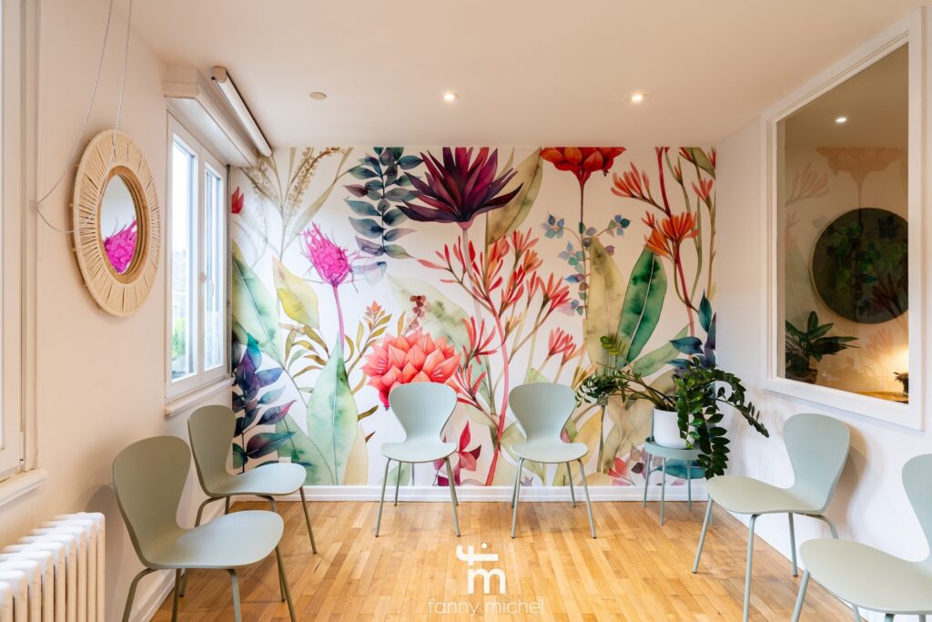 Décoration d'une salle d'attente de dentiste à strasbourg. L'accueil est un espace vert avec des tasseaux de bois.