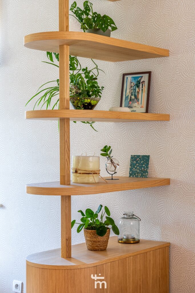 Rénovation d’un salon familial dans une maison à Strasbourg – ambiance naturelle et chaleureuse. Un canapé confortable, une table basse en bois massif.